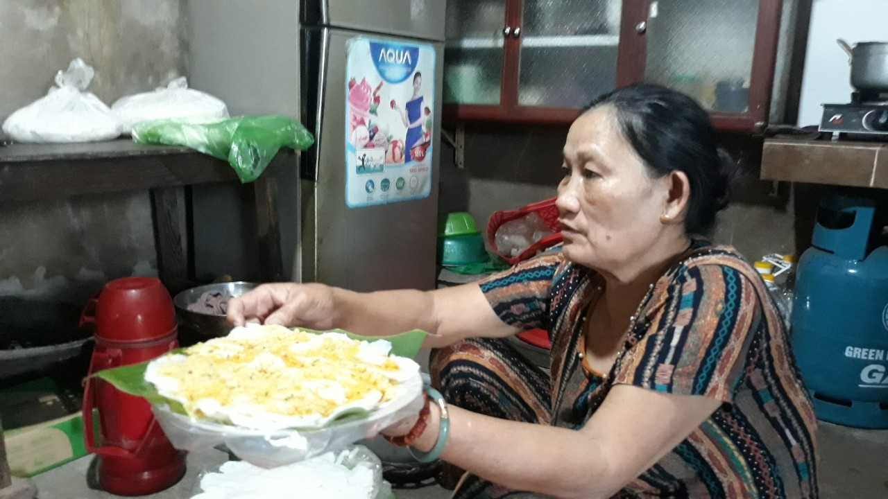 B&agrave; Trương Thị M&atilde;n, nay gần 70 tuổi vẫn giữ trọn t&igrave;nh y&ecirc;u với nghề b&egrave;o ướt - Ảnh: L.T